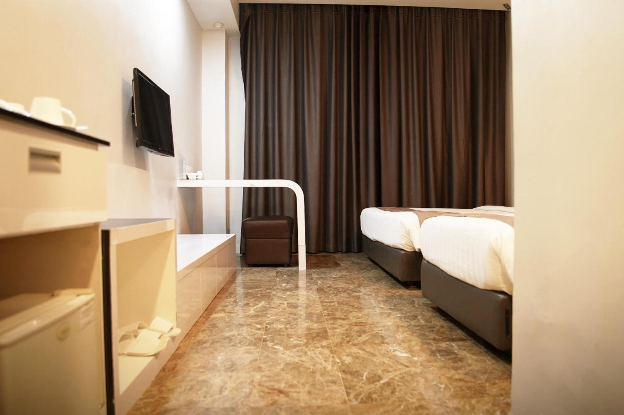 Dreamtel Jakarta Exterior foto